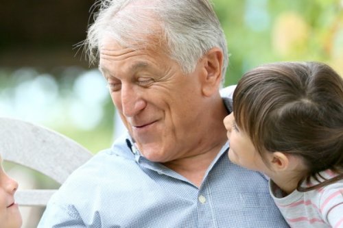 Une personne agée avec ses petits enfants